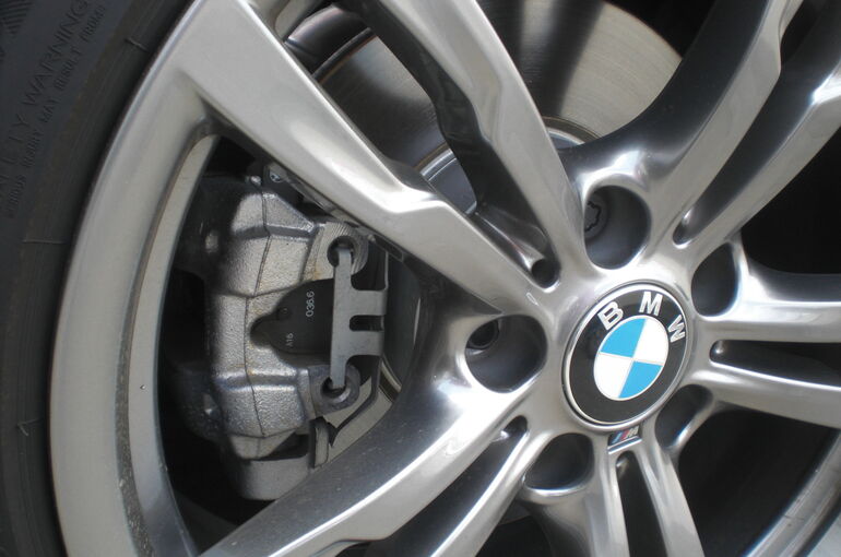 相模原市 横浜市 東京都 町田市 八王子市 Bmw ブレーキパッド交換 修理 車検 点検 相模原の鈑金修理会社 Only Oneが運営しているブログです